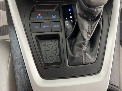 Used 2021 Toyota RAV4 XLE w/ Convenience Package FWD image 26