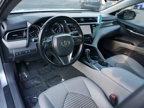 Used 2019 Toyota Camry SE FWD image 11