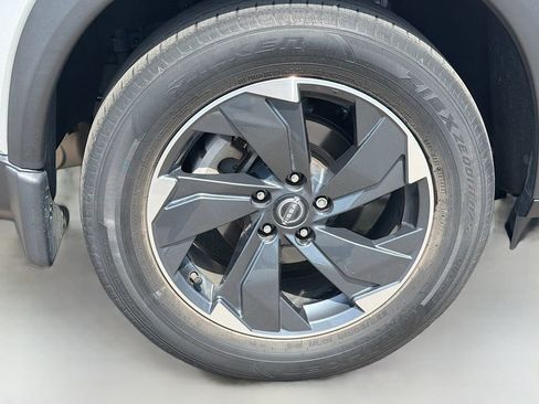 Used 2024 Nissan Rogue SV w/ SV Premium Package image 10