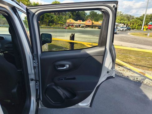 Used 2019 Jeep Renegade Latitude w/ Popular Equipment Group image 18