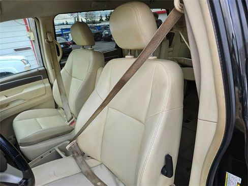 Used 2010 Volkswagen Routan SE image 11