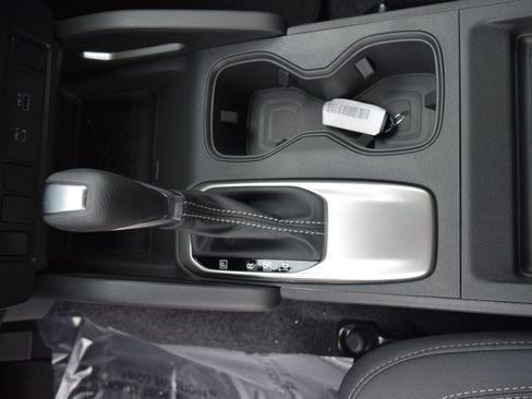 Used 2024 Nissan Frontier SV image 17