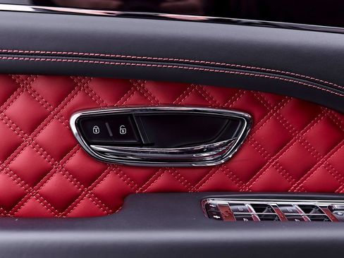 Used 2023 Bentley Bentayga AWD/4WD image 37