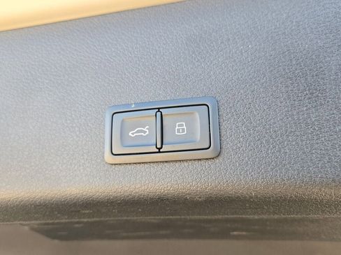 Used 2019 Audi e-tron Premium Plus image 17
