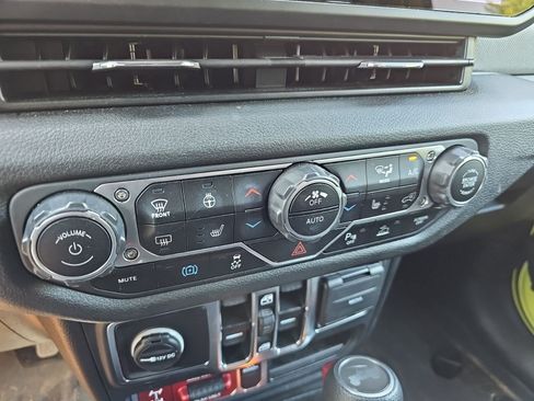 Used 2024 Jeep Wrangler Unlimited AWD/4WD image 21