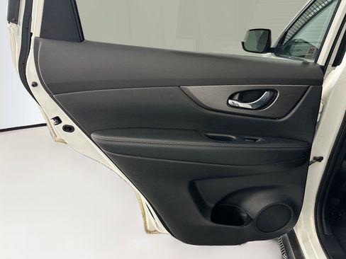 Used 2016 Nissan Rogue SV image 26