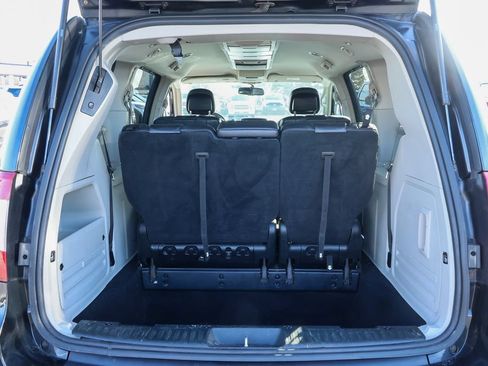 Used 2014 Chrysler Town & Country Touring FWD image 11