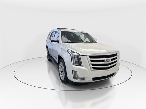 Used 2016 Cadillac Escalade Luxury image 2