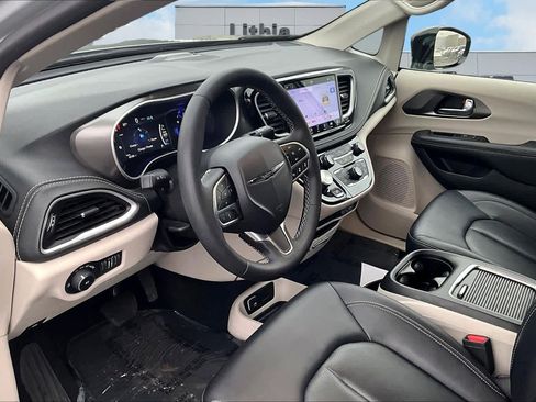 Used 2024 Chrysler Pacifica Select image 2