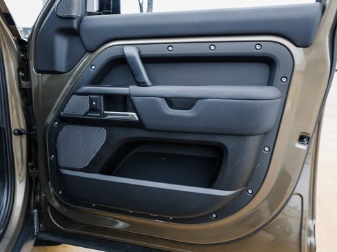 Used 2020 Land Rover Defender 110 SE image 28