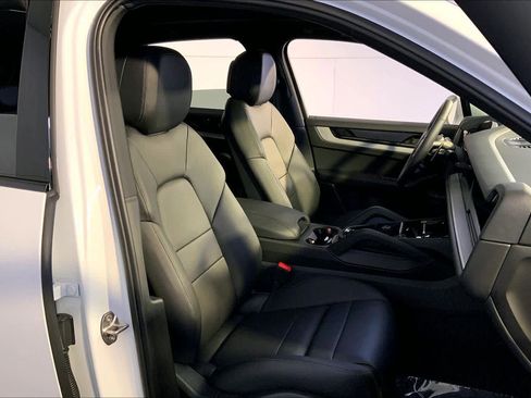 Used 2025 Porsche Cayenne image 18