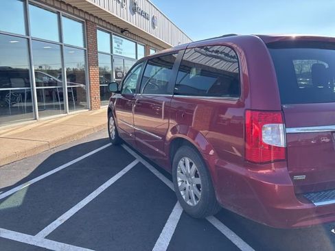 Used 2014 Chrysler Town & Country Touring image 9