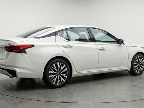 Used 2025 Nissan Altima 2.5 SV FWD image 9