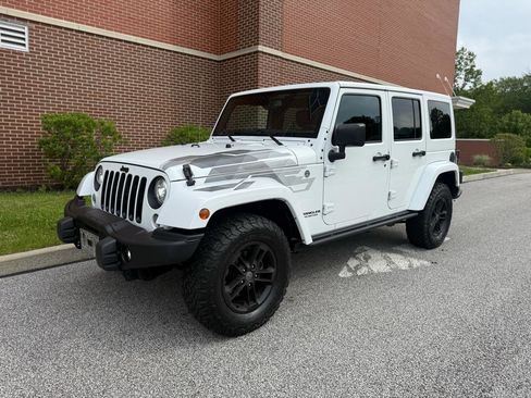 Used 2017 Jeep Wrangler Unlimited Sahara AWD/4WD image 4
