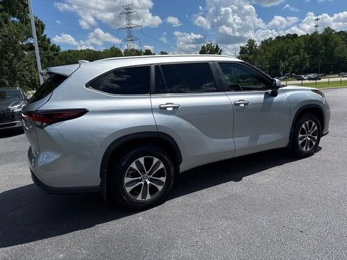 Used 2024 Toyota Highlander XLE FWD image 5
