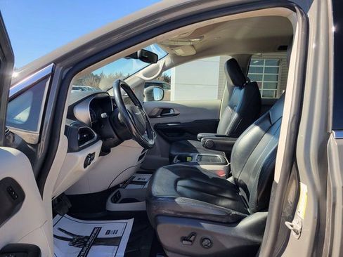 Used 2021 Chrysler Pacifica Touring-L image 12