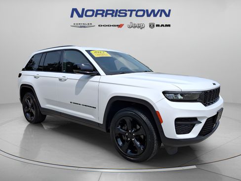 Certified 2023 Jeep Grand Cherokee Altitude AWD/4WD image 1