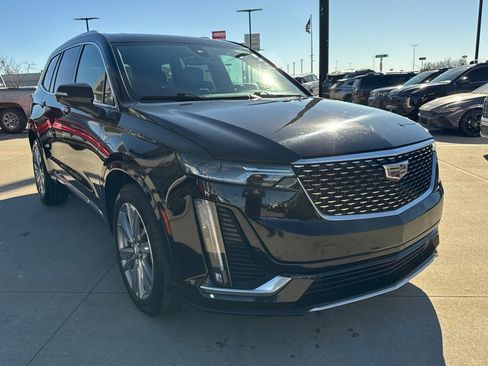 Used 2023 Cadillac XT6 Premium Luxury image 3