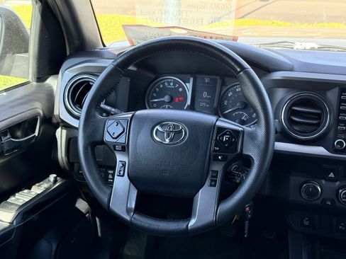 Used 2020 Toyota Tacoma TRD Off-Road w/ Technology Package AWD/4WD image 16