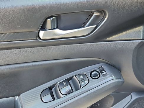 Used 2025 Nissan Altima 2.5 SV FWD image 13
