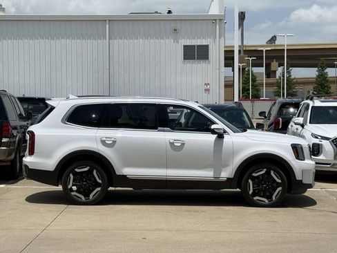 Used 2024 Kia Telluride S w/ S Sunroof Package FWD image 3