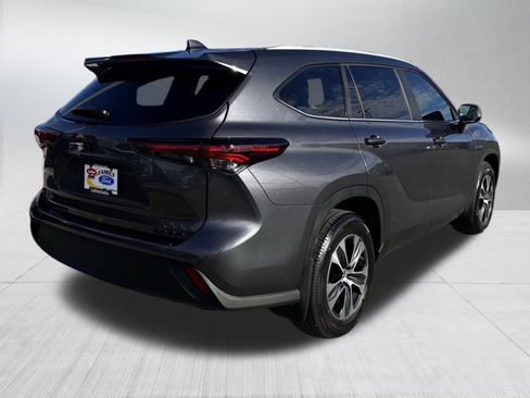 Used 2024 Toyota Highlander XLE image 7