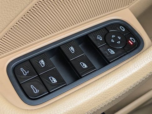 Used 2018 Porsche Panamera 4 image 19