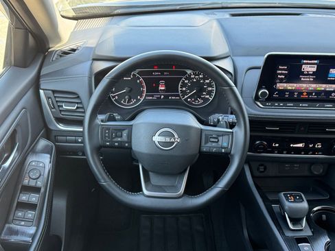 Used 2025 Nissan Rogue SV FWD image 30