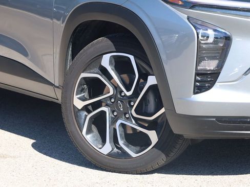 Used 2025 Chevrolet Trax RS w/ Sunroof Package FWD image 3