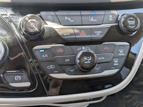 Used 2024 Chrysler Pacifica Touring-L FWD image 23
