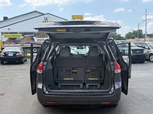 Used 2011 Toyota Sienna XLE w/ Premium Pkg AWD/4WD image 25