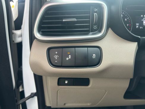 Used 2019 Kia Sorento LX Sport Utility 4D image 12