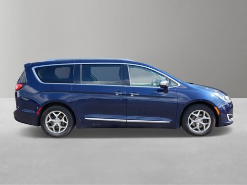 Used 2018 Chrysler Pacifica Limited image 5