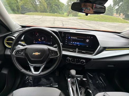 Used 2024 Chevrolet Trax LT w/ Driver Confidence Package FWD image 28
