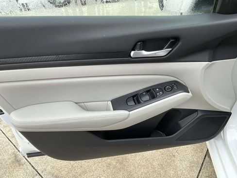 Used 2025 Nissan Altima 2.5 SV image 15