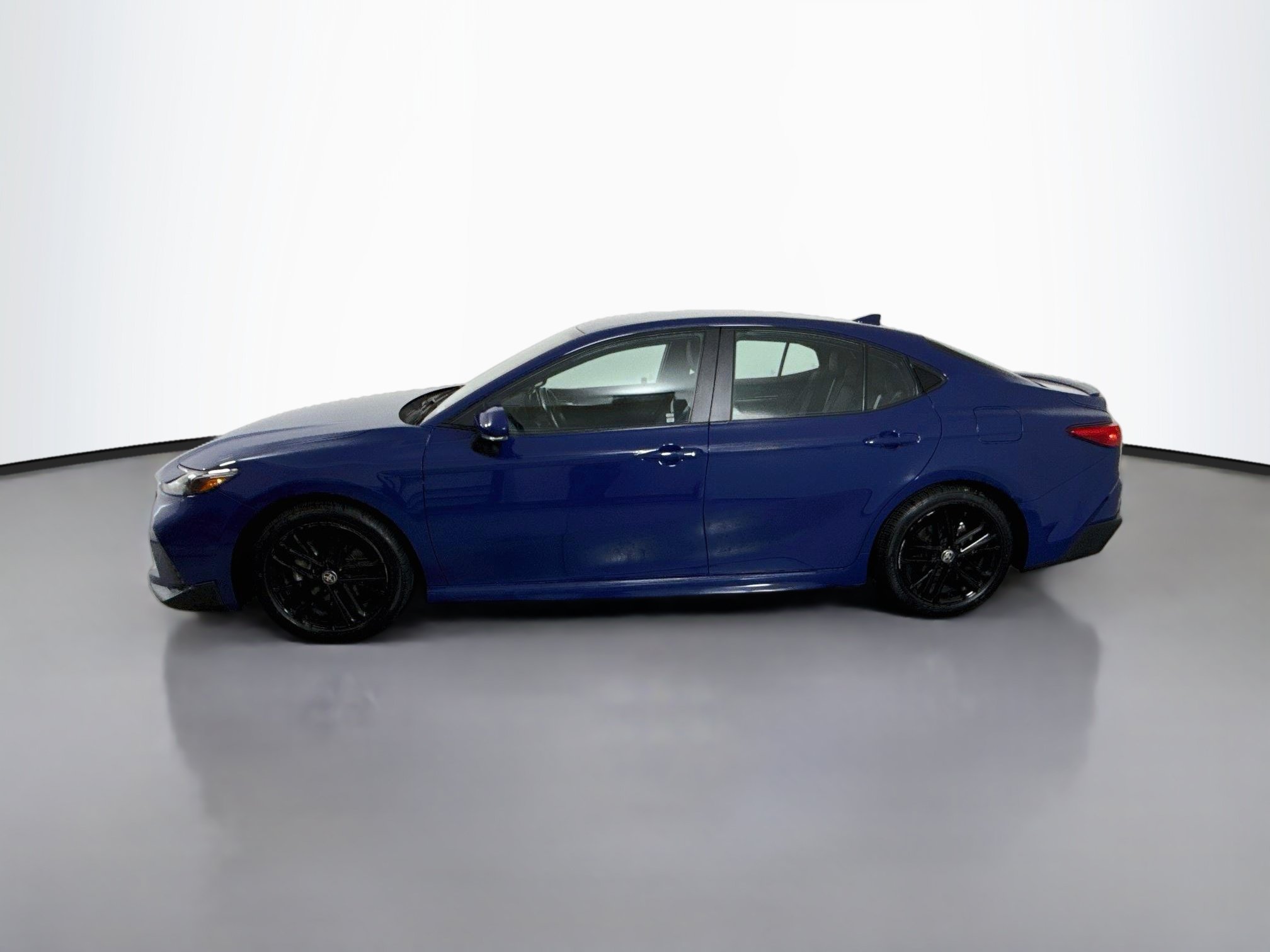 Used 2025 Toyota Camry SE FWD image 4