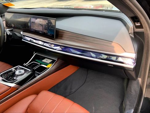 Used 2023 BMW 740i w/ Executive Package image 16