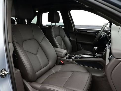 Certified 2025 Porsche Macan AWD/4WD image 18