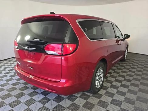 Used 2024 Chrysler Voyager LX FWD image 4