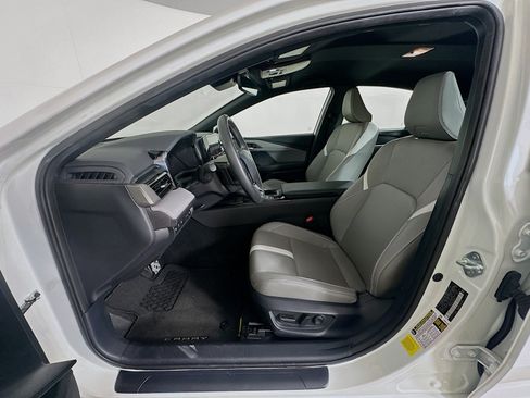 Used 2025 Toyota Camry SE w/ Convenience Package FWD image 13