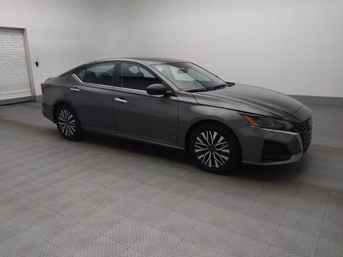 Used 2025 Nissan Altima 2.5 SV FWD image 11