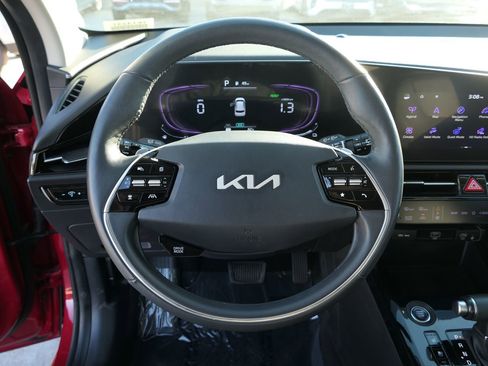 Used 2023 Kia Niro SX image 16