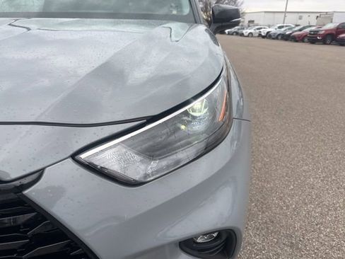 Used 2025 Toyota Highlander XLE image 9