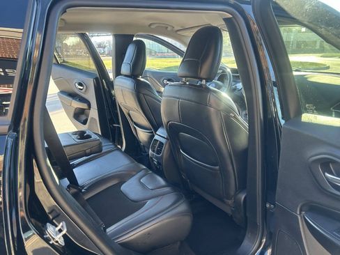 Used 2019 Jeep Cherokee Trailhawk w/ Cold Weather Group image 29