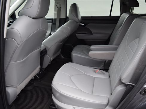 Used 2021 Toyota Highlander XLE AWD/4WD image 9