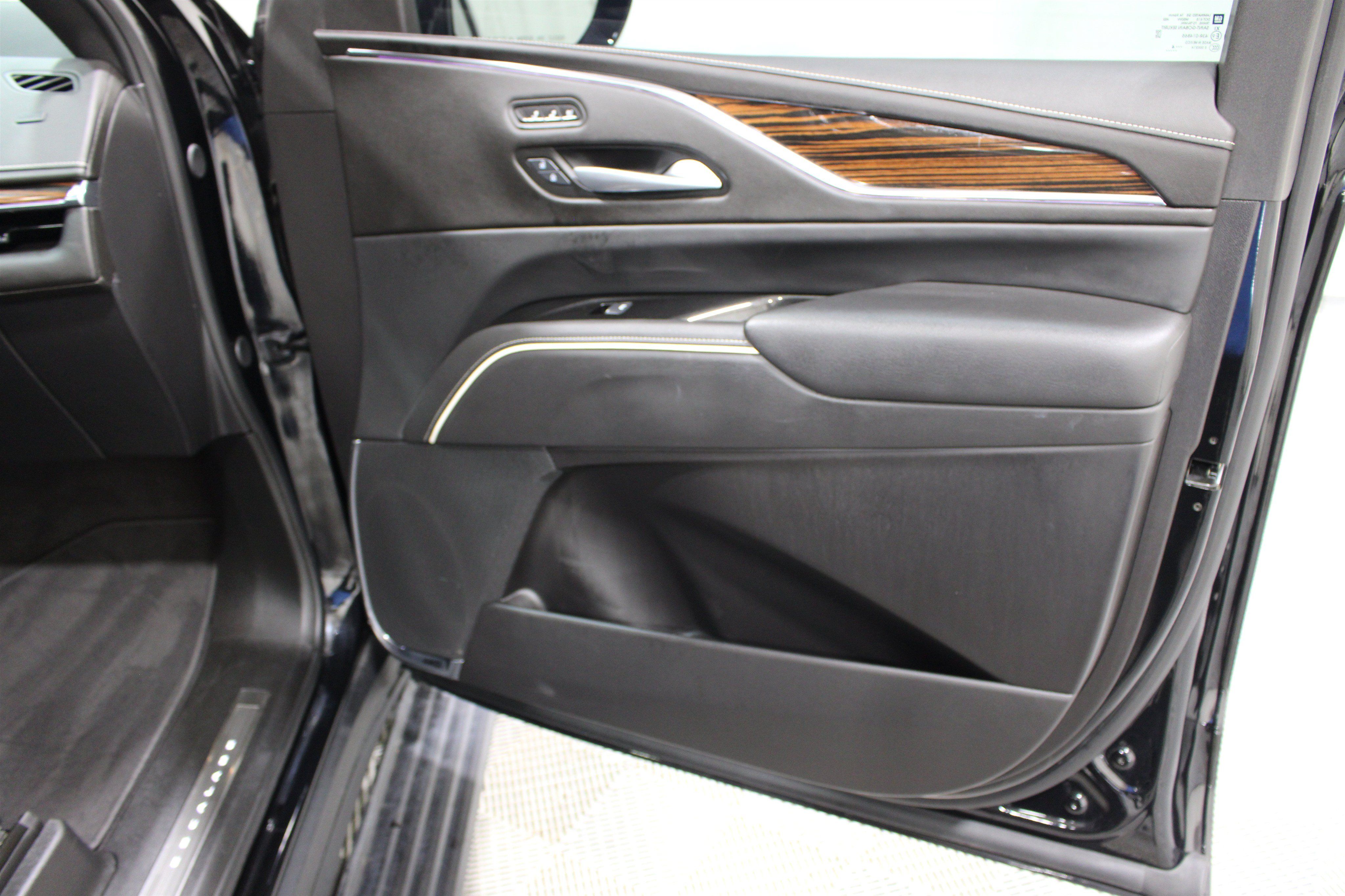 Certified 2024 Cadillac Escalade Premium Luxury w/ Performance Package AWD/4WD image 32