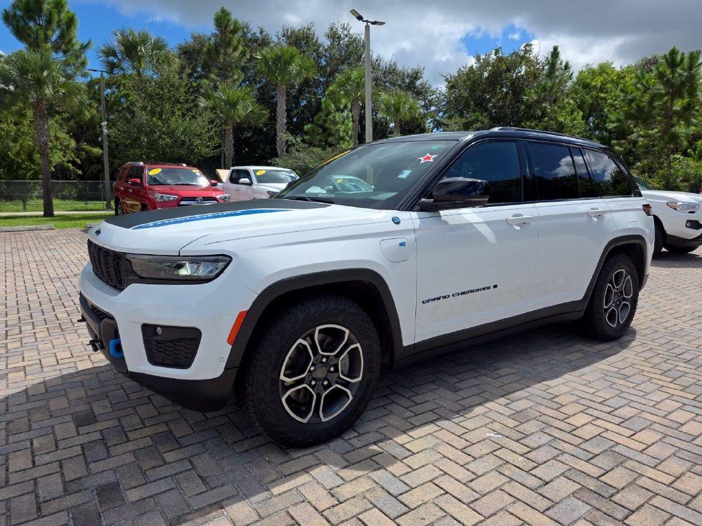 Used 2024 Jeep Grand Cherokee Trailhawk w/ Advanced Protech Group II AWD/4WD image 3