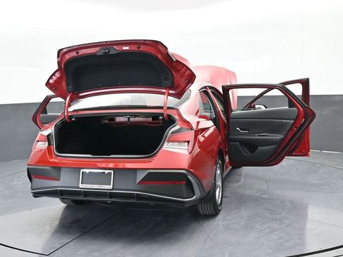 Used 2024 Hyundai Elantra SE image 67