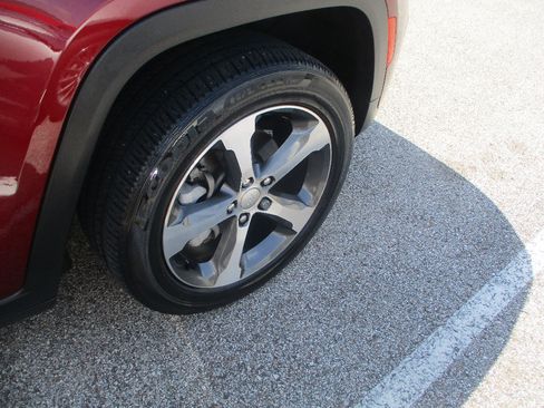 Used 2023 Jeep Grand Cherokee Limited AWD/4WD image 22