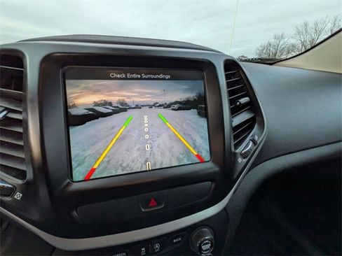 Used 2018 Jeep Cherokee Trailhawk image 22